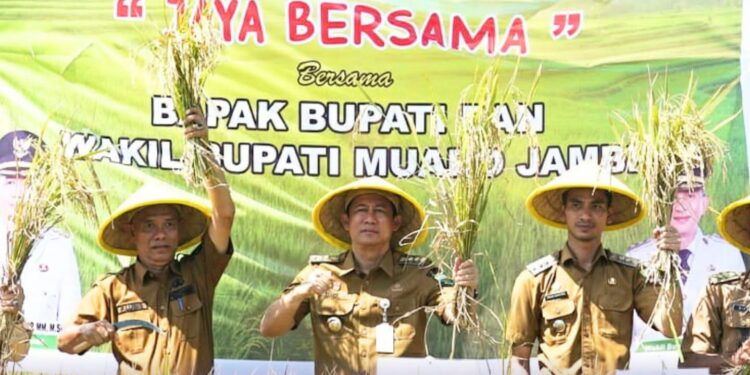 Panen Raya di Pudak, Bupati BBS Akan Bangun 4 Workshop Untuk Tingkatan Hasil Pertanian 