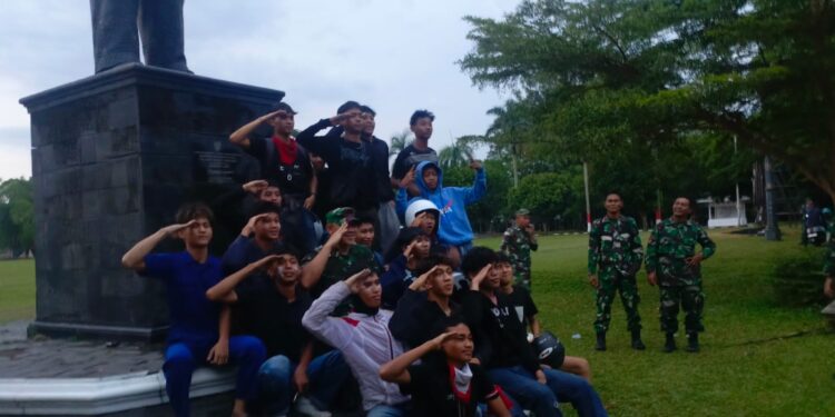 Dandim 0415 jambi Letkol Inf. Putera Negara Pantau Langsung Aksi Demo di Kantor DPRD Provinsi Jambi 