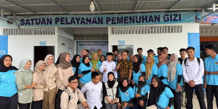 Tinjau SPPG di Pemayung, Gubernur Al Haris Minta Beli Bahan Pokok di Jambi Agar Perputaran Ekonomi Semakin Meningkat