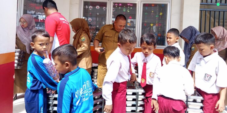 Siswa SDN 61 Kasang Pudak Antusias Nikmati Makan Bergizi Gratis, Minta Porsi Ditambah 