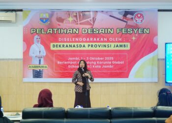 Wastra Jambi Naik Kelas, Hj. Hesti Haris Buka Pelatihan Desain Fesyen
