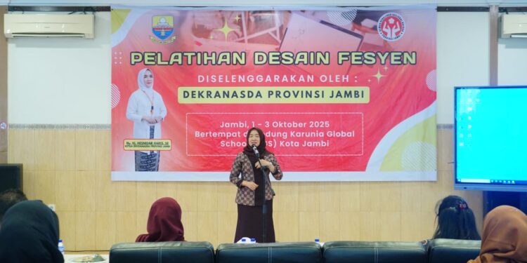 Wastra Jambi Naik Kelas, Hj. Hesti Haris Buka Pelatihan Desain Fesyen