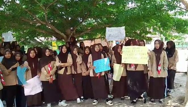Konflik Dua Guru dan Kepala Sekolah Dibalik Demo Ratusan Siswa SMA Negeri 4 Tanjab Timur 