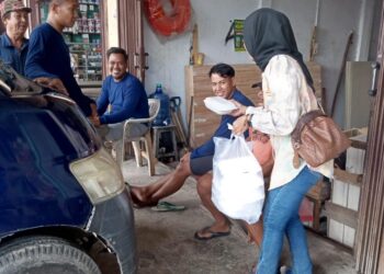 Jum’at Berkah, MPN Jambi Bagikan 50 Paket Nasi Ayam Geprek untuk Warga Broni 