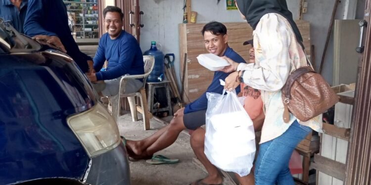 Jum’at Berkah, MPN Jambi Bagikan 50 Paket Nasi Ayam Geprek untuk Warga Broni 