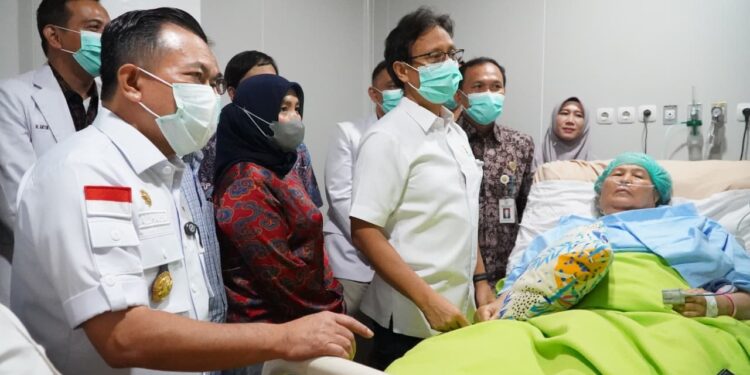 Menkes dan Gubernur Jambi Tinjau Operasi Jantung Perdana di RSUD Raden Mattaher Jambi