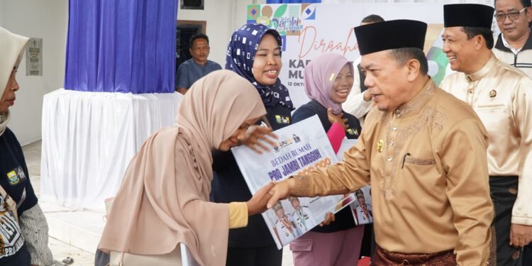 HUT ke-26 Muaro Jambi, Puluhan Warga Dapat Kado Bedah Rumah dari Gubernur Al Haris Senilai Rp. 1,2 Miliar