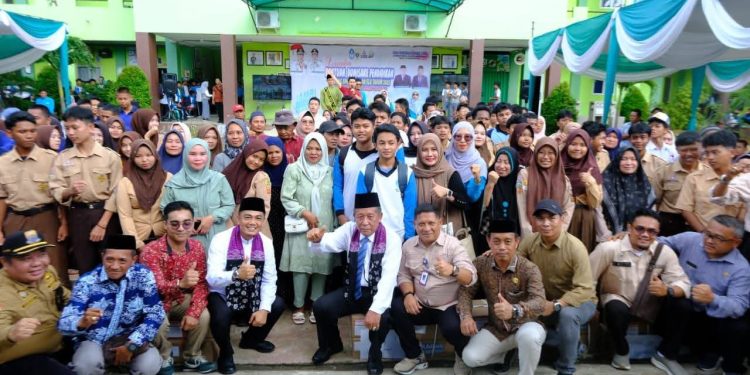 Wagub Sani Salurkan 503 Paket Bantuan Dumisake Pendidikan di Tanjung Jabung Barat