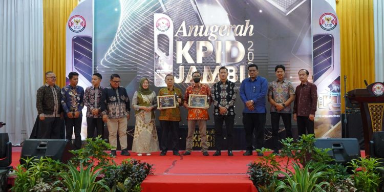 Hj. Hesti Haris Terima Penghargaan Life Achievement pada Anugerah KPID Jambi 2025