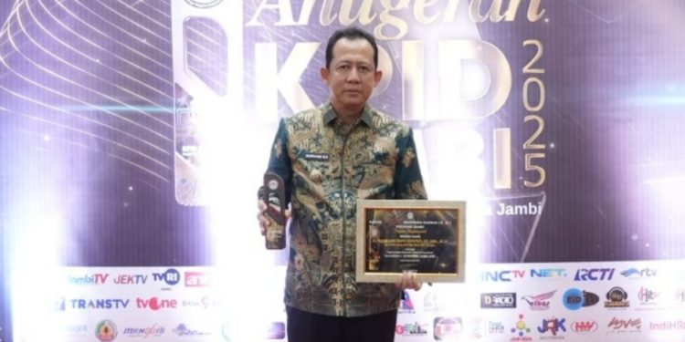 Bupati Muaro Jambi Raih Penghargaan Bergengsi Anugerah Peduli Penyiaran 2025