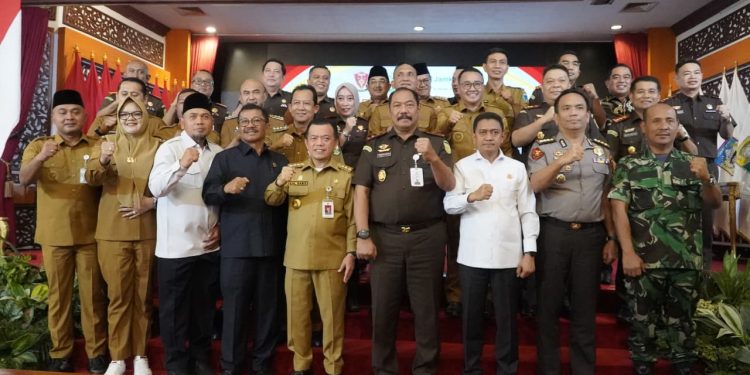 Gubernur Al Haris Bersama Kepala Daerah Se‑Provinsi Jambi dan Kejaksaan Teken MoU Pelaksanaan Pidana Kerja Sosial, Sekaligus Buka Rakor Camat