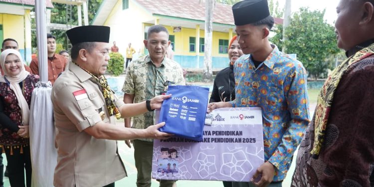 Gubernur Al Haris Serahkan 531 Bantuan Dumisake Pendidikan untuk Kabupaten Tebo