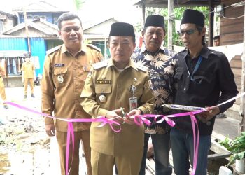 Gubernur Al Haris Salurkan 51 Bantuan Bedah Rumah di Tanjab Barat