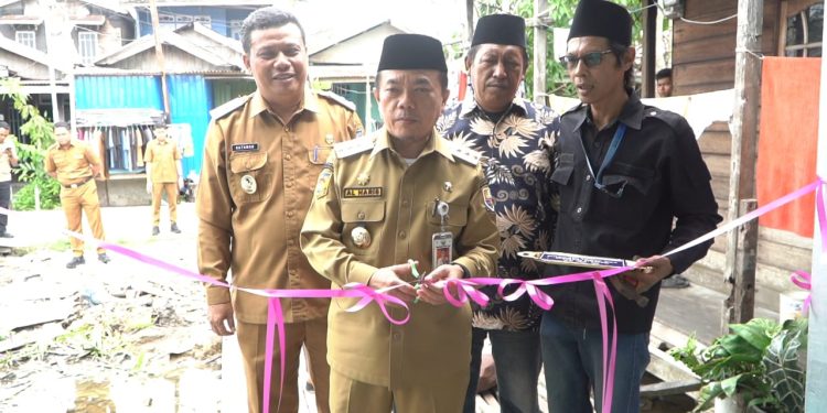 Gubernur Al Haris Salurkan 51 Bantuan Bedah Rumah di Tanjab Barat