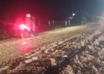 Pembangunan Jalan Lintas Rasau Nipah Panjang DiKeluhkan Warga, Material Tanah Timbunan Berserakan Sebabkan Kecelakaan 