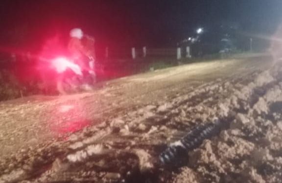 Pembangunan Jalan Lintas Rasau Nipah Panjang DiKeluhkan Warga, Material Tanah Timbunan Berserakan Sebabkan Kecelakaan 