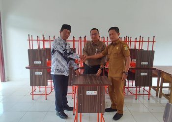 SDN 211 Tanjung Jabung Timur Terima Bantuan Meja dan Kursi Belajar dari PetroChina Jabung Ltd