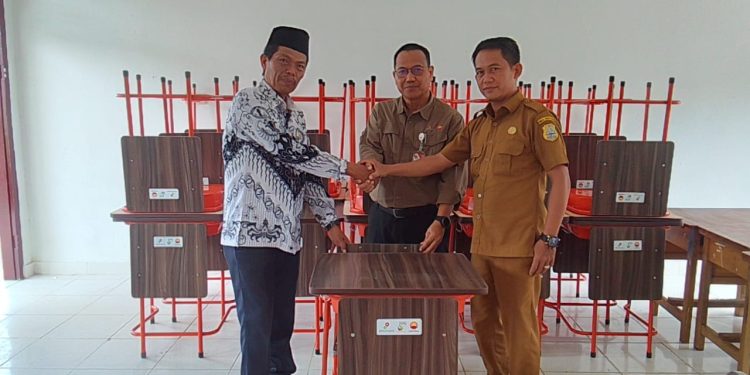 SDN 211 Tanjung Jabung Timur Terima Bantuan Meja dan Kursi Belajar dari PetroChina Jabung Ltd