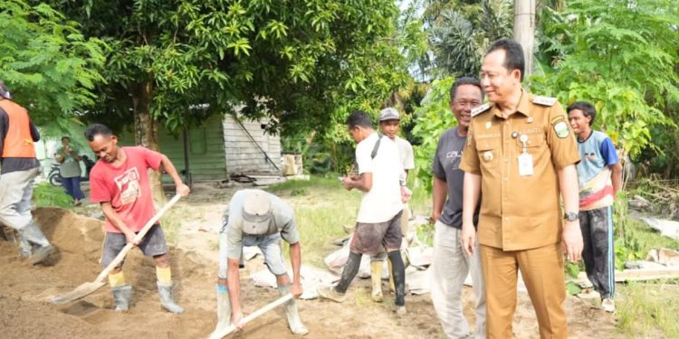 Bupati BBS Tinjau Pekerjaan Pastikan Mutu Pengerasan Jalan di Sungai Bahar dan Bahar Selatan