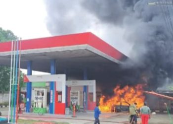 Mobil Pelangsir BBM Terbakar Hebat di SPBU Talang Pantai Bungo