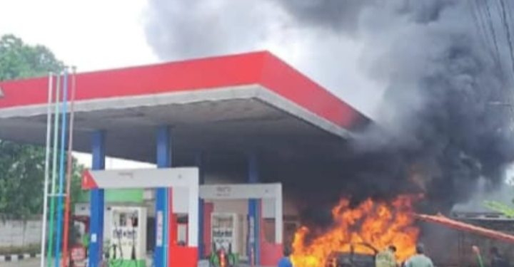 Mobil Pelangsir BBM Terbakar Hebat di SPBU Talang Pantai Bungo