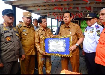 Dr. BBS Serahkan Bantuan Kapal Pompong ke Desa Rantau Majo dan Desa Keranggan