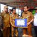 Dr. BBS Serahkan Bantuan Kapal Pompong ke Desa Rantau Majo dan Desa Keranggan