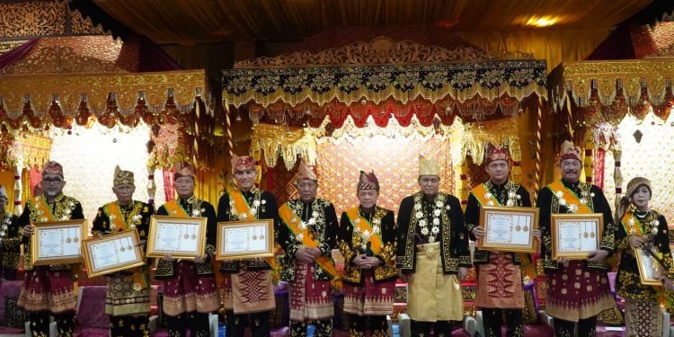 Gubernur Al Haris: Pemberian Gelar Adat Wujud Penghargaan dan Doa