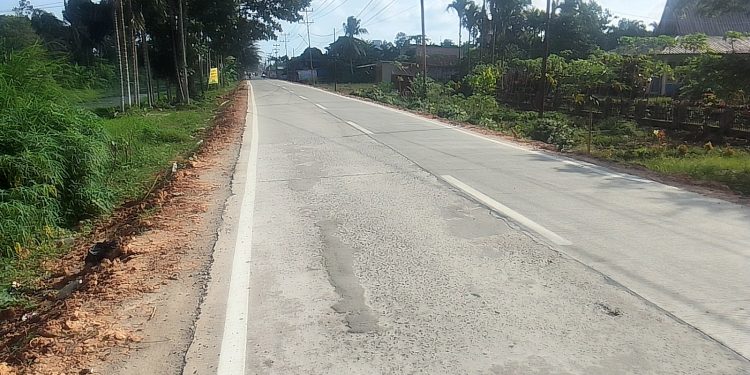 Proyek Jalan Senilai Rp10,2 Miliar di Rantau Rasau Diduga Mulai Rusak, Perbaikan Hanya Dipoles Aci Semen