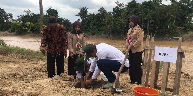 Penanaman Pohon Serentak, Pemkab Batang Hari Lakukan Penanaman 400 Bibit Pohon