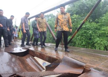 Dr. BBS Tinjau Langsung Jembatan Rusak di Desa Kebun IX