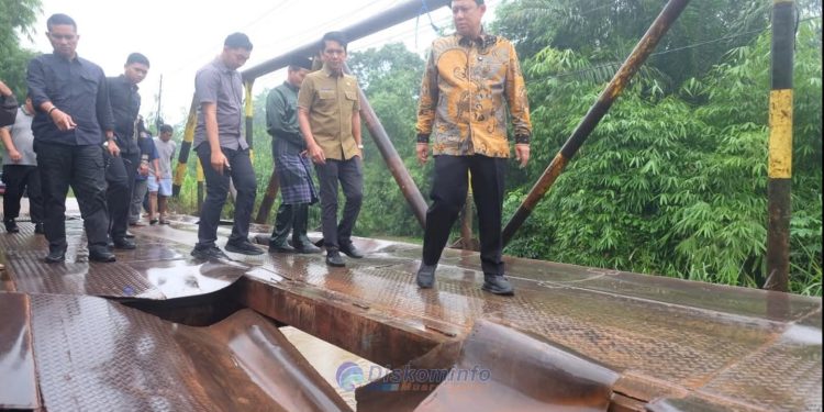 Dr. BBS Tinjau Langsung Jembatan Rusak di Desa Kebun IX