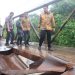 Dr. BBS Tinjau Langsung Jembatan Rusak di Desa Kebun IX