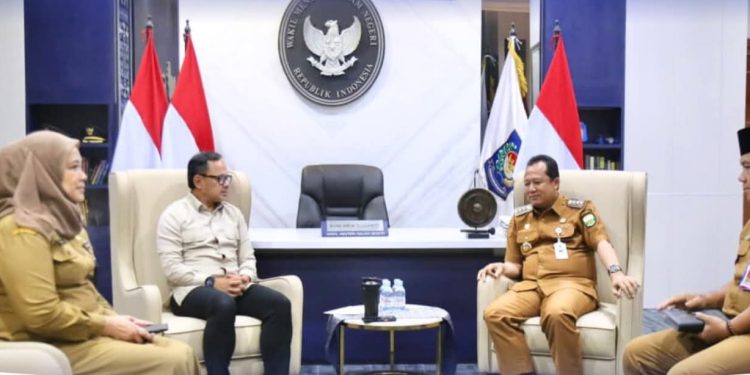 Percepat Proses Pemekaran 4 Desa, Bupati Bambang Bayu Suseno Temui Wamendagri di Jakarta 