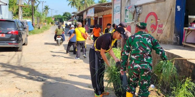 Sinergi TNI-Polri dan Masyarakat, Danramil Pijoan Pimpin Gerakan Indonesia ASRI di Pasar Tanjung Nangko