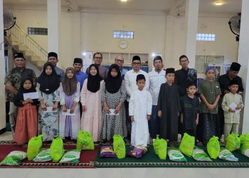 Lurah Gunung Kembang dan PT. Batu Bara Sarolangun Berikan Santunan Yatim Piatu dan Kaum Duafa
