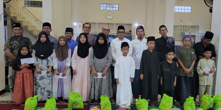 Lurah Gunung Kembang dan PT. Batu Bara Sarolangun Berikan Santunan Yatim Piatu dan Kaum Duafa