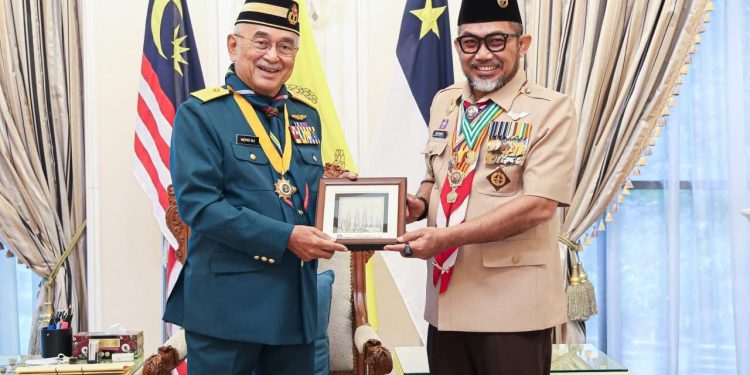 Mewakili Gubernur, ​Sekda Jambi Terima Anugerah Bintang Semangat Rimba dari Yang Dipertua Negeri Melaka