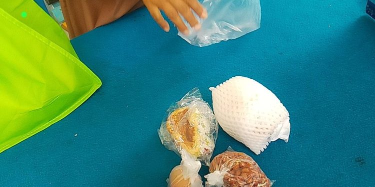 Kendala Distribusi Makan Bergizi Gratis di SMPN 5 Tanjab Timur, Dari Stok Buah Pir Hingga Label Produk