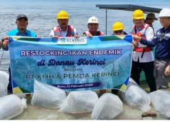 Restocking Ikan Endemik, Bupati Monadi Bersama PT KMH Kolaborasi Dorong Kesejahteraan Nelayan