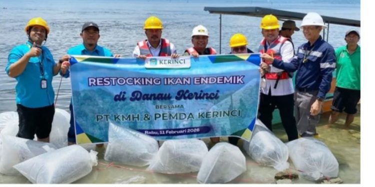 Restocking Ikan Endemik, Bupati Monadi Bersama PT KMH Kolaborasi Dorong Kesejahteraan Nelayan