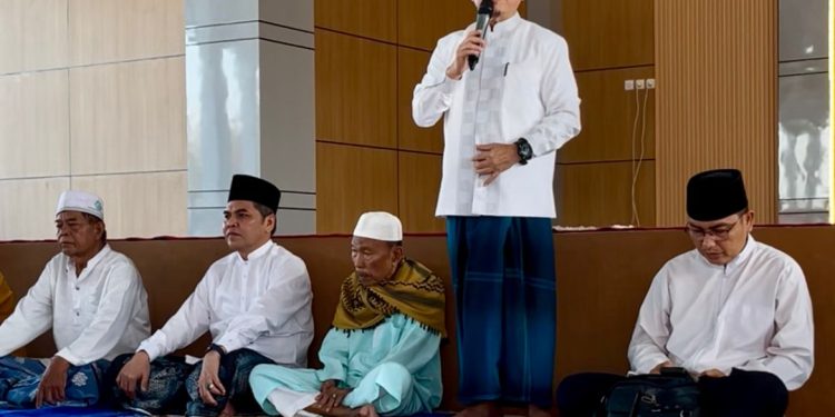 Gubernur Al Haris Buka Puasa Bersama Warga Sekitar Rumah Dinas