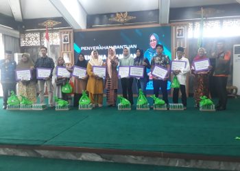 Ketua PKK kabupaten Batanghari Zulfa Fadhil serahkan bantuan bencana alam