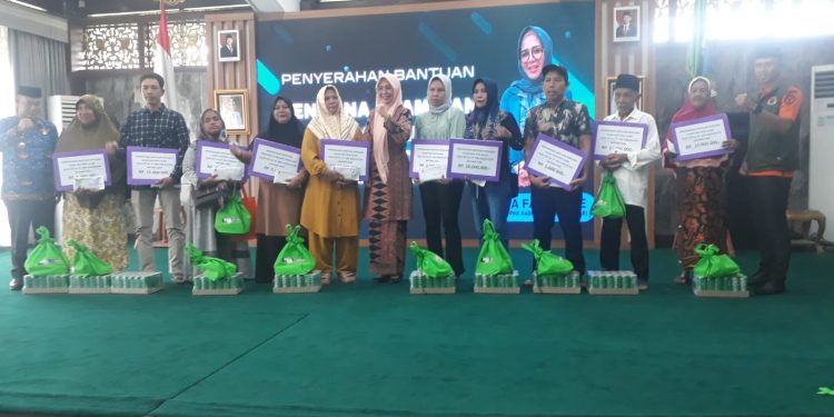 Ketua PKK kabupaten Batanghari Zulfa Fadhil serahkan bantuan bencana alam