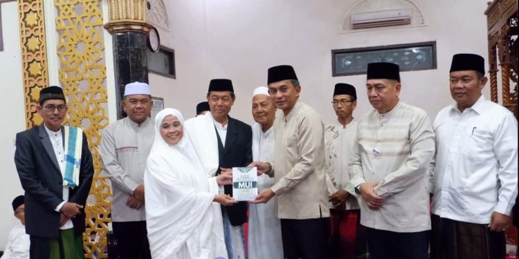 Junaidi Mahir Sambut Tim Safari Ramadhan MUI Provinsi Jambi di Masjid Nurul Wathon