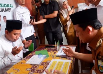 Bupati BBS Bayar Zakat Fitrah di BAZNAS Muaro Jambi 