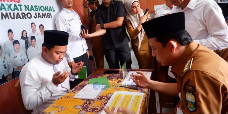 Bupati BBS Bayar Zakat Fitrah di BAZNAS Muaro Jambi 