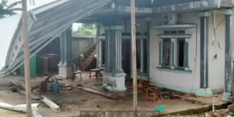 Wadidaw! Warga Pematang Raman Rusak Rumah Toke Sawit Diduga Indehoy Dengan Istri Orang 