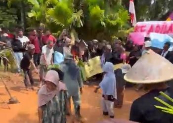 Ratusan Warga Protes Bawa Keranda, Matinya Keadilan Infrastruktur