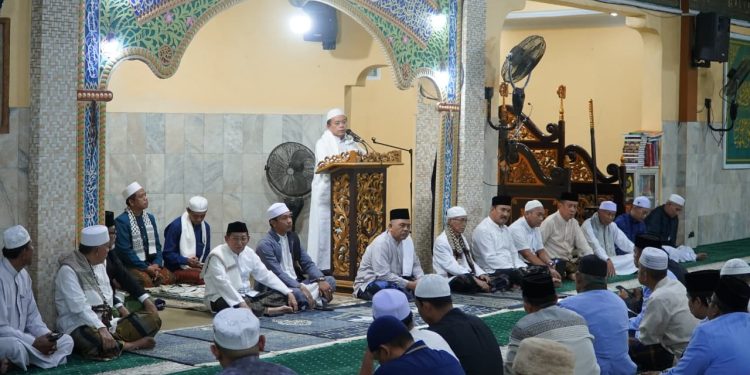 Safari Subuh di Masjid Raya Magat Sari, Gubernur Al Haris Ingatkan Warga Hadapi Kemarau dan Bijak Gunakan BBM